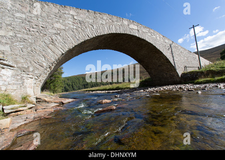 River Gairn, en Écosse. Vue pittoresque de l'Gairnshiel939 un pont sur le fleuve, près de l'Gairnshiel Gairn Lodge. Banque D'Images