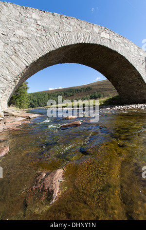 River Gairn, en Écosse. Vue pittoresque de l'Gairnshiel939 un pont sur le fleuve, près de l'Gairnshiel Gairn Lodge. Banque D'Images