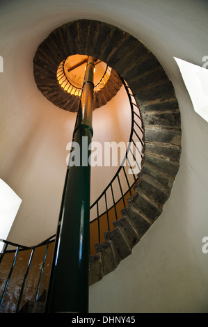 L'escalier à l'intérieur du phare de South Stack, Anglesey, Pays de Galles. De juin. Banque D'Images