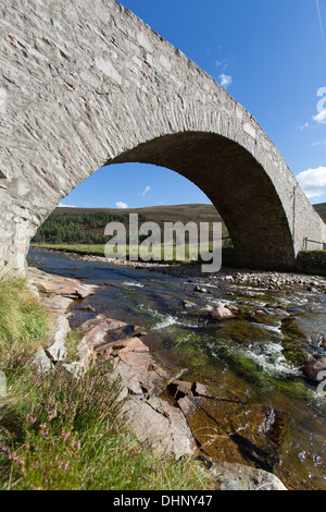 River Gairn, en Écosse. Vue pittoresque de l'Gairnshiel939 un pont sur le fleuve, près de l'Gairnshiel Gairn Lodge. Banque D'Images