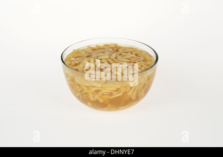 Bol en verre de instant ramen nouilles dans une soupe orientale sur fond blanc, découpe. USA Banque D'Images