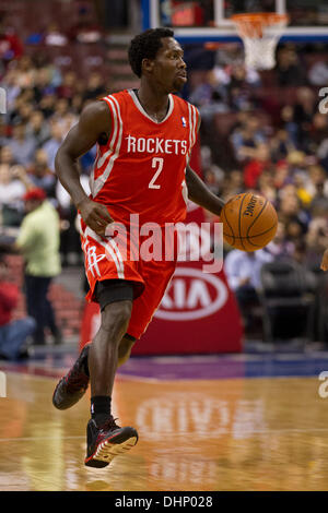 13 novembre 2013 : Houston Rockets point guard Patrick Beverley (2) en action au cours de la NBA match entre les Houston Rockets et les Philadelphia 76ers au Wells Fargo Center de Philadelphie, Pennsylvanie. Les 76ers gagner 123-117 en prolongation. Christopher (Szagola/Cal Sport Media) Banque D'Images
