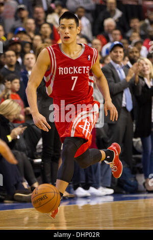 13 novembre 2013 : Houston Rockets point guard Jeremy Lin (7) apporte la balle jusqu'à la cour au cours de la NBA match entre les Houston Rockets et les Philadelphia 76ers au Wells Fargo Center de Philadelphie, Pennsylvanie. Les 76ers gagner 123-117 en prolongation. Christopher (Szagola/Cal Sport Media) Banque D'Images