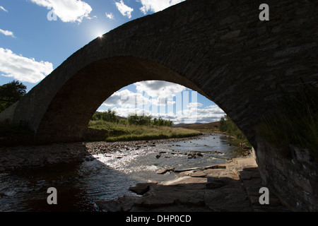 River Gairn, en Écosse. La silhouette pittoresque sur l'A939 Gairnshiel Pont sur le fleuve, près de l'Gairnshiel Gairn Lodge. Banque D'Images