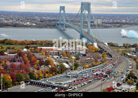 Vue aérienne de la mise en scène du New York City Marathon à la Verrazano Narrows Bridge le 3 novembre 2013 à Staten Island, New York. Banque D'Images