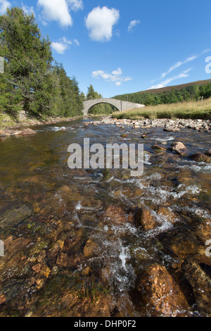 River Gairn, en Écosse. Vue pittoresque de la rivière près de Gairnshiel Gairn Lodge avec l'A939 Road Bridge en arrière-plan. Banque D'Images