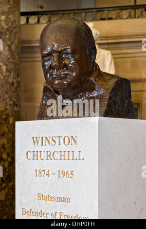 Un buste en bronze de Sir Winston Churchill est dévoilé lors d'une cérémonie à la capitale américaine le 30 octobre 2013 à Washington, DC. Le buste (22 pouces de haut, 26 cm de large, 16 pouces de profondeur) a été créé par Oscar Nemon, un des plus éminents sculpteurs portrait du 20e siècle. Banque D'Images