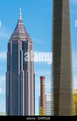 Vue d'Atlanta de la Georgia Tech monolithes campus (de G à D : Bank of America Plaza, cheminée en brique, et Kessler Campanile). Banque D'Images