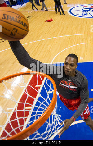 13 novembre 2013 : Houston Rockets power Dwight Howard avant (12) dunks la balle pendant l'échauffement avant le match NBA entre les Houston Rockets et les Philadelphia 76ers au Wells Fargo Center de Philadelphie, Pennsylvanie. Les 76ers gagner 123-117 en prolongation. Christopher (Szagola/Cal Sport Media) Banque D'Images