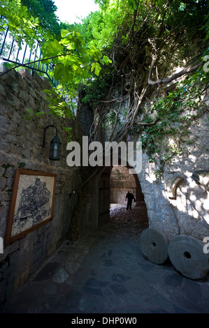 L'ancienne forteresse de Stari Bar, Crna Gora et le village à l'extérieur de la défense des murs. Banque D'Images