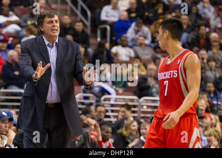 13 novembre 2013 : Houston Rockets l'entraîneur-chef Kevin McHale parle avec le point guard Jeremy Lin (7) au cours de la NBA match entre les Houston Rockets et les Philadelphia 76ers au Wells Fargo Center de Philadelphie, Pennsylvanie. Les 76ers gagner 123-117 en prolongation. Christopher (Szagola/Cal Sport Media) Banque D'Images