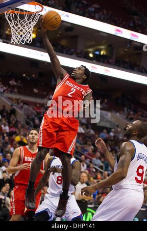 13 novembre 2013 : Houston Rockets point guard Patrick Beverley (2) va jusqu'à la prise de vue au cours de la NBA match entre les Houston Rockets et les Philadelphia 76ers au Wells Fargo Center de Philadelphie, Pennsylvanie. Les 76ers gagner 123-117 en prolongation. Christopher (Szagola/Cal Sport Media) Banque D'Images