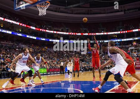 13 novembre 2013 : Houston Rockets power Dwight Howard avant (12) tire le coup franc au cours de la NBA match entre les Houston Rockets et les Philadelphia 76ers au Wells Fargo Center de Philadelphie, Pennsylvanie. Les 76ers gagner 123-117 en prolongation. Christopher (Szagola/Cal Sport Media) Banque D'Images