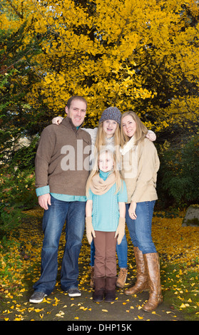 Photo verticale de famille, tous se tenant au cours d'une pause d'une promenade dans le parc pendant la saison d'automne Banque D'Images