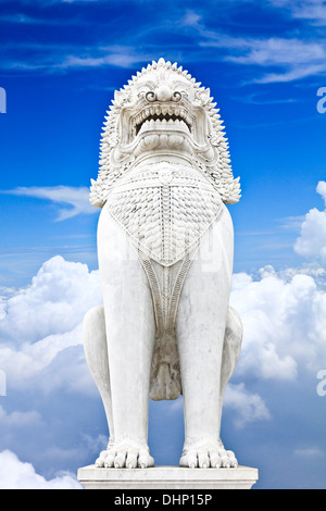 Gardien Antique sculpture lion sur fond de ciel bleu. Banque D'Images