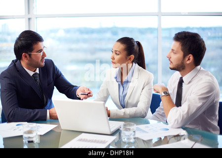 Portrait de trois collègues de travail de discuter des idées d'entreprise in office Banque D'Images