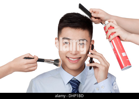 Jeune homme d'un miroir mis sur son visage Banque D'Images