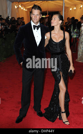 Gisele Bundchen et Tom Brady Schiaparelli et Prada Impossible 'Conversations' Costume Institute Gala 2012 au Metropolitan Museum of Art New York, USA - 07.05.12 Banque D'Images