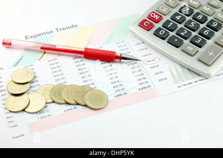 Libre Photo stylo rouge,Calculatrice et l'argent Pièces de monnaie sur l'entreprise graphique. Banque D'Images