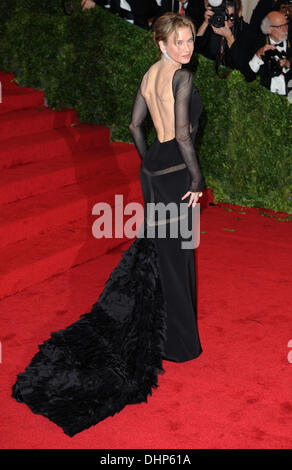 Renee Zellweger Schiaparelli et Prada Impossible 'Conversations' Costume Institute Gala 2012 au Metropolitan Museum of Art New York, USA - 07.05.12 Banque D'Images