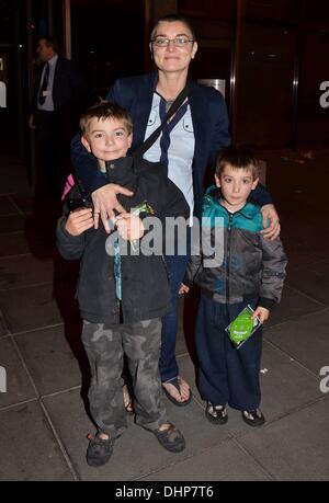 Sinead O'Connor avec fils Shane et célébrités Yeshua en dehors de la route des Studios pour 'The Late Late Show' Dublin, Irlande - 11.05.12 Banque D'Images