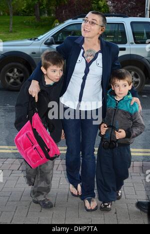 Sinead O'Connor avec fils Shane et célébrités Yeshua en dehors de la route des Studios pour 'The Late Late Show' Dublin, Irlande - 11.05.12 Banque D'Images