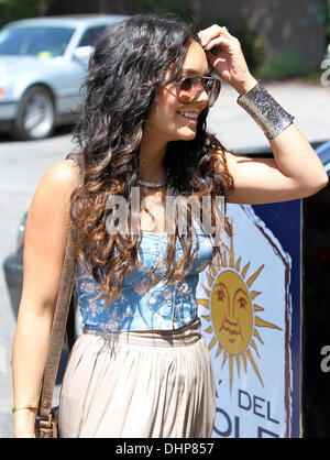 Vanessa Hudgens quitte Ca Del Sole restaurant à Toluca Lake Los Angeles, Californie - 11.05.12 Banque D'Images