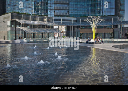 Fontaine à débordement en sculpture-banc solaire photovoltaïque arbre arbre centre conçu Ross Lovegrove pour Artemide piazza gae Banque D'Images