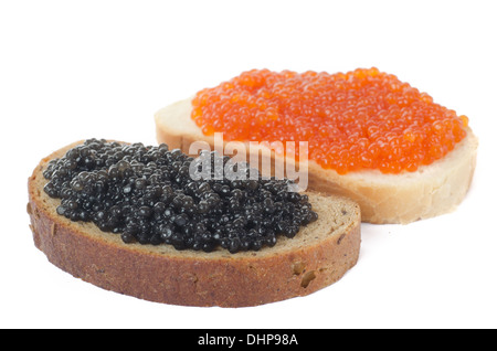 Des sandwichs avec du caviar rouge et noir. Banque D'Images