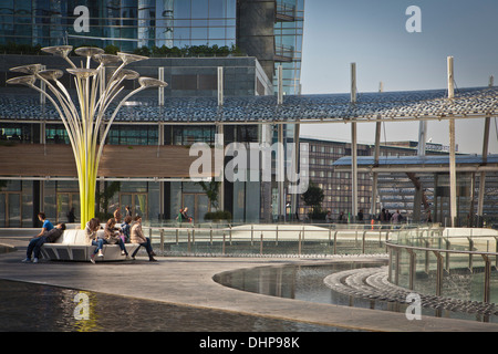 Fontaine à débordement en sculpture-banc solaire photovoltaïque arbre arbre centre conçu Ross Lovegrove pour Artemide piazza gae Banque D'Images