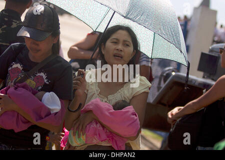 La ville de Cebu, aux Philippines. 14Th Nov, 2013. L'arrivée des sinistrés sur les avions de transport militaire C130 à l'Aéroport International de Mactan Cebu City.La plupart sont des zones les plus durement touchées du typhon de Tacloban, Leyte et Samar orientale,Guiuan. Tous ont leurs propres histoires individuelles de la façon dont ils ont réussi à survivre à la férocité du typhon. Credit : gallerie2/Alamy Live News Banque D'Images