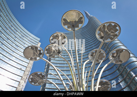 Torre pirelli cesar conçu unicredit solar tree tree conçu photovoltaïque pour artemide Ross Lovegrove piazza Gae Aulenti Banque D'Images