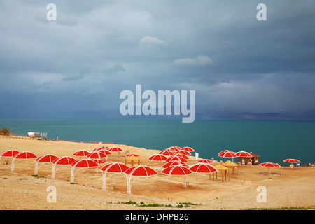 Un parapluie rouge et vert de mer Banque D'Images