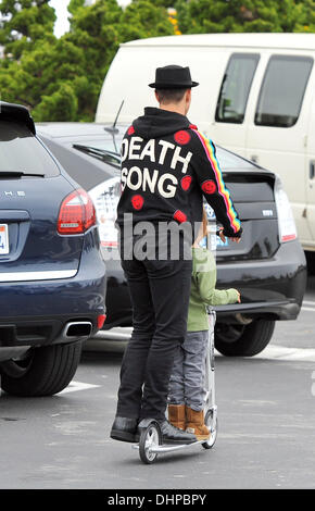 Anthony Kiedis des Red Hot Chili Peppers prend un tour sur un scooter avec son fils, Everly Bear Kiedis au marché fermier de Malibu Malibu, Californie - 13.05.12 Banque D'Images