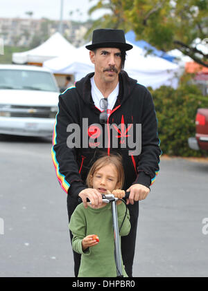 Anthony Kiedis des Red Hot Chili Peppers prend un tour sur un scooter avec son fils, Everly Bear Kiedis au marché fermier de Malibu Malibu, Californie - 13.05.12 Banque D'Images