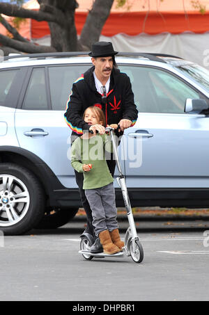 Anthony Kiedis des Red Hot Chili Peppers prend un tour sur un scooter avec son fils, Everly Bear Kiedis au marché fermier de Malibu Malibu, Californie - 13.05.12 Banque D'Images