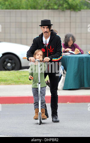 Anthony Kiedis des Red Hot Chili Peppers prend un tour sur un scooter avec son fils, Everly Bear Kiedis au marché fermier de Malibu Malibu, Californie - 13.05.12 Banque D'Images