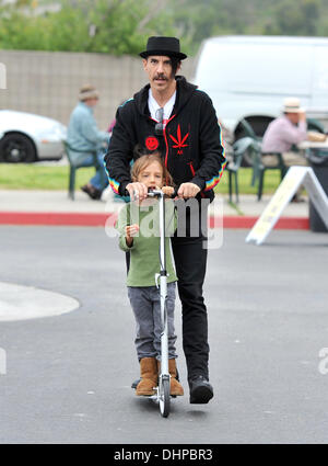 Anthony Kiedis des Red Hot Chili Peppers prend un tour sur un scooter avec son fils, Everly Bear Kiedis au marché fermier de Malibu Malibu, Californie - 13.05.12 Banque D'Images