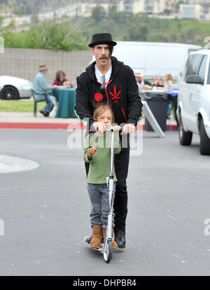 Anthony Kiedis des Red Hot Chili Peppers prend un tour sur un scooter avec son fils, Everly Bear Kiedis au marché fermier de Malibu Malibu, Californie - 13.05.12 Banque D'Images