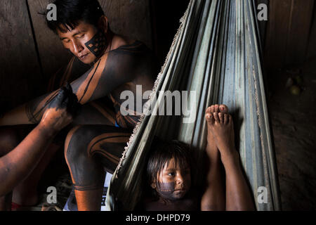 24 avril 2013 - Poti-Kro, Para, Brésil - Mukuka passe du temps avec des parents pendant la chaleur de midi. Le village de Poti-Kro est composé presque entièrement de descendants directs des deux anciens du village. Les Xikrin personnes vivent sur l'Bacaja, un affluent de la rivière Xingu, où la construction du barrage de Belo Monte est à la pointe de la construction. Certains scientifiques affirment que le niveau d'eau du Bacaja diminue rapidement en raison du barrage. (Crédit Image : © Taylor Weidman/ZUMA/ZUMAPRESS.com) fil Banque D'Images