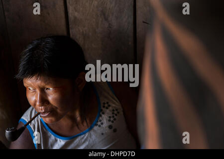 24 avril 2013 - Poti-Kro, Para, Brésil - IRENAPTI est l'un des aînés' quatre filles. Après le mariage, les filles restent souvent dans leur village d'origine, tout en fils devraient rejoindre le village de leurs femmes. Les Xikrin personnes vivent sur l'Bacaja, un affluent de la rivière Xingu, où la construction du barrage de Belo Monte est à la pointe de la construction. Certains scientifiques affirment que le niveau d'eau du Bacaja diminue rapidement en raison du barrage. (Crédit Image : © Taylor Weidman/ZUMA/ZUMAPRESS.com) fil Banque D'Images