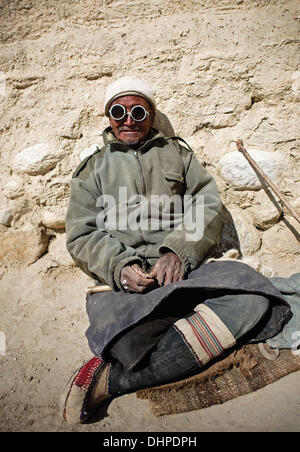 Tsoshar, Upper Mustang (Népal). Le 9 avril, 2011. Un vieil homme portant des lunettes de Loba antique tourne dans la région de l'Chhosher la laine sur la frontière du Tibet dans la région de Mustang (Népal). Cette zone, au nord de Lo Manthang, est extrêmement restreint et les étrangers ne sont pas autorisés à être dans le domaine passé la nuit tombée. © Taylor Weidman/ZUMA/ZUMAPRESS.com/Alamy fil Live News Banque D'Images