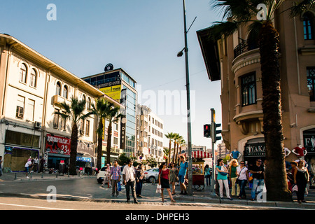 Les personnes en attente de feu vert sur les piétons traverser la rue, Izmir, Turquie Banque D'Images