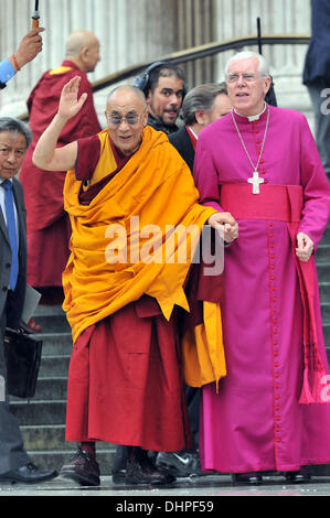 Sa Sainteté le Dalaï Lama arrive à la Cathédrale St Paul à recevoir le Prix Templeton. Londres, Angleterre - 14.05.12 Banque D'Images