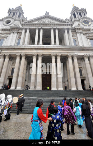 Atmosphère Sa Sainteté le Dalaï Lama arrive à la Cathédrale St Paul à recevoir le Prix Templeton. Londres, Angleterre - 14.05.12 Banque D'Images