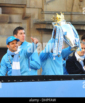 Sergio Aguero Manchester City Premier League Titre revue de la victoire. Les joueurs et le personnel de Manchester City parade l'English Premier League Trophy à travers le centre ville à partir d'un bus à Manchester, Angleterre - 14.05.12 Banque D'Images