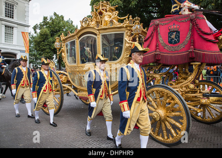 Pays-bas, La Haye, 17 septembre 2013, appelée Prinsjesdag, Roi Willem-Alexander et Maxima la reine dans l'entraîneur d'or Banque D'Images