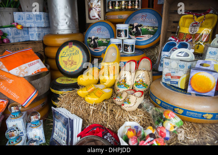 Pays-bas, La Haye, une boutique de souvenirs avec des produits typiquement néerlandais, comme le fromage et les sabots Banque D'Images