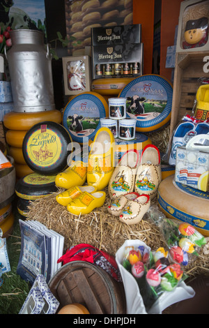 Pays-bas, La Haye, une boutique de souvenirs avec des produits typiquement néerlandais, comme le fromage et les sabots Banque D'Images