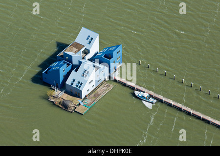 Almere, Pays-Bas, Floatinglife. De vie et de travail flottante temporaire villas sur l'eau ( lac appelé Ijsselmeer ). Vue aérienne. Banque D'Images